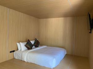 Postel nebo postele na pokoji v ubytování Nirundorn Resort Chaam