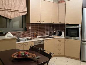Η κουζίνα ή μικρή κουζίνα στο Full House Trikala Escape +17 φωτογραφίες