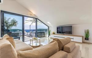 a living room with a couch and a television at Cozy Apartment In Banjole in Banjole