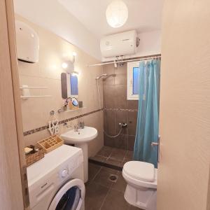 Koupelna v ubytování Lakithra Apartments