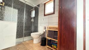 een badkamer met toilet en glazen douche bij Casa Maruca in Puntagorda +24 foto's