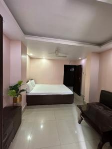 Un pat sau paturi într-o cameră la Jagannath Residency And Prasadam