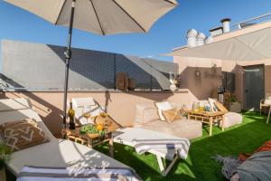 Posezení v ubytování Penthouse with Private Terrace & Pool Access