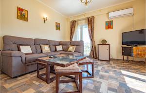 TV a/nebo společenská místnost v ubytování Amazing Apartment In Raslina With Wifi