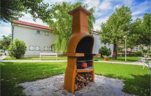 piec pizzy opalany drewnem na podwórku w obiekcie Awesome Apartment In Baska With Wifi w Bašce