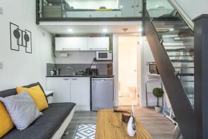 a living room with a couch and a kitchen at Studio in Central Reading- Next to Town Centre in Reading +15 photos