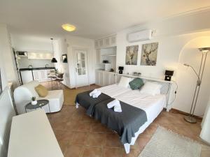ein Schlafzimmer mit Bett und ein Wohnzimmer in der Unterkunft N02 Los Rosales - Studio in Sitio de Calahonda
