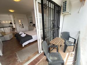Zimmer mit einem Schlafzimmer, einem Bett und einem Balkon in der Unterkunft N02 Los Rosales - Studio in Sitio de Calahonda + 26 Fotos