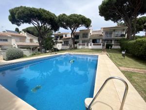 ein Swimmingpool vor einem Haus in der Unterkunft N02 Los Rosales - Studio in Sitio de Calahonda