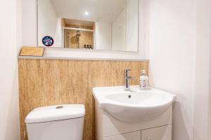 a bathroom with a sink and a toilet and a mirror at Studio in Central Reading- Next to Town Centre in Reading