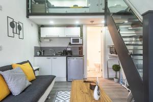 a living room with a couch and a kitchen at Studio in Central Reading- Next to Town Centre in Reading
