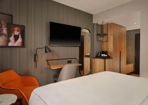 Postel nebo postele na pokoji v ubytování Radisson RED Berlin Kudamm