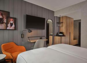 Postel nebo postele na pokoji v ubytování Radisson RED Berlin Kudamm