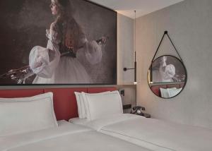 Postel nebo postele na pokoji v ubytování Radisson RED Berlin Kudamm