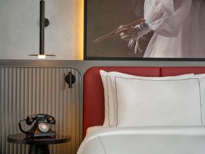 Postel nebo postele na pokoji v ubytování Radisson RED Berlin Kudamm