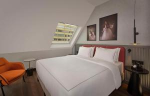 Postel nebo postele na pokoji v ubytování Radisson RED Berlin Kudamm
