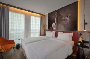 Postel nebo postele na pokoji v ubytování Radisson RED Berlin Kudamm