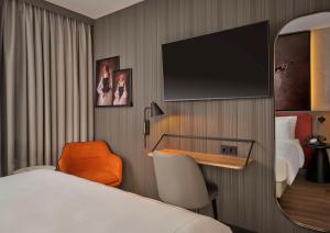 TV a/nebo společenská místnost v ubytování Radisson RED Berlin Kudamm