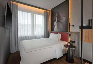 Postel nebo postele na pokoji v ubytování Radisson RED Berlin Kudamm