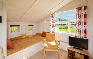 Una habitación con un sofá y un televisor y una ventana. en Holiday Home Pøt Strandby Denk Vi, en Sønderby 16 fotos más