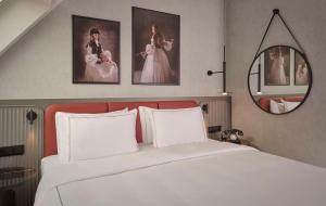 Postel nebo postele na pokoji v ubytování Radisson RED Berlin Kudamm