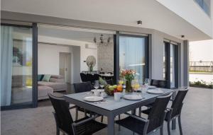 a dining table and chairs in a living room at Pet Friendly Home In Zidarici With Wifi in Vantačići