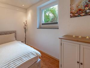 a bedroom with a bed and a window at Katrin's Place - Wöllstadt Suiten mit Terrasse oder Balkonen in Niederwöllstadt