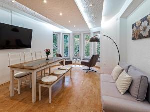 a living room with a table and a couch at Katrin's Place - Wöllstadt Suiten mit Terrasse oder Balkonen in Niederwöllstadt