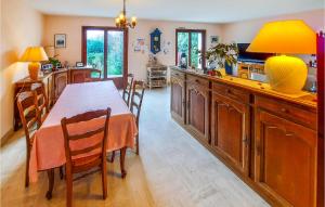 Posedenie v ubytovaní 4 Bedroom Nice Home In Plougasnou