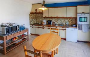 Kuchyňa alebo kuchynka v ubytovaní 4 Bedroom Nice Home In Plougasnou