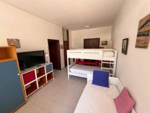 a small room with a bed and a tv at Residence Casa Pineta in Principina a Mare