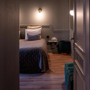 Postel nebo postele na pokoji v ubytování HOTEL DES DAUPHINS
