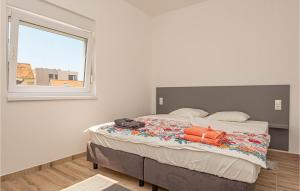 Postel nebo postele na pokoji v ubytování Cozy Apartment In Brodarica With Wifi