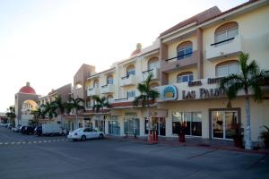 um grande edifício com um carro estacionado em frente em Suites Las Palmas em San José del Cabo