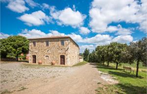 an old stone building on a dirt road at Lovely Home In San Quirico D'orcia in San Quirico dʼOrcia +37 photos