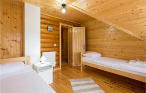 Posteľ alebo postele v izbe v ubytovaní 4 Bedroom Beautiful Home In Otocac
