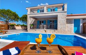 Bazén v ubytování Pet Friendly Home In Privlaka nebo v jeho okolí