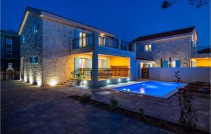 Bazén v ubytování Pet Friendly Home In Privlaka nebo v jeho okolí