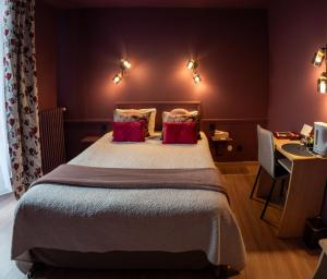 Postel nebo postele na pokoji v ubytování HOTEL DES DAUPHINS