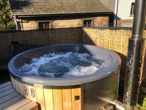 een hot tub met sneeuw op een terras bij L'évasion in Bouillon