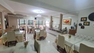 ein Esszimmer mit Tischen und Stühlen in einem Raum in der Unterkunft Faixa Hotel in Vitória da Conquista