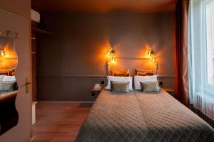Postel nebo postele na pokoji v ubytování HOTEL DES DAUPHINS