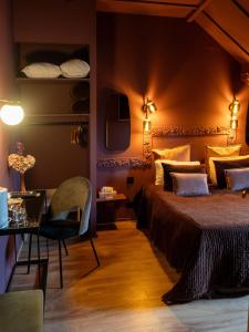 Postel nebo postele na pokoji v ubytování HOTEL DES DAUPHINS