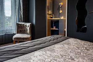 Postel nebo postele na pokoji v ubytování HOTEL DES DAUPHINS