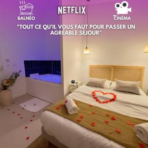 En eller flere senge i et værelse på Romantique Room - Cinéma - Netflix - St Roch