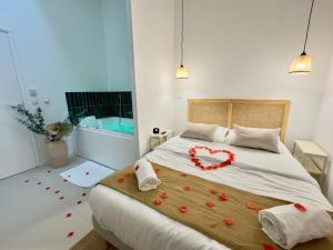 En eller flere senge i et værelse på Romantique Room - Cinéma - Netflix - St Roch