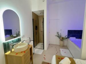 Et badeværelse på Romantique Room - Cinéma - Netflix - St Roch + 31 billeder