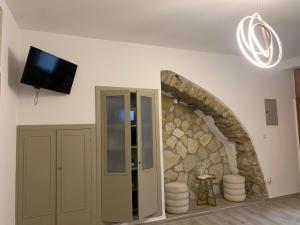 ein Wohnzimmer mit einem Fernseher an der Wand in der Unterkunft Da Minguccio in Venosa