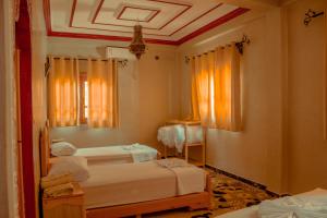 Riad Restaurant MARZOUK客房内的一张或多张床位
