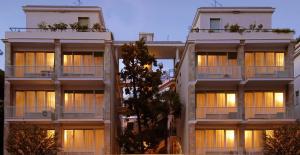 罗马Pràti Home的一座白色的大建筑,晚上有窗户